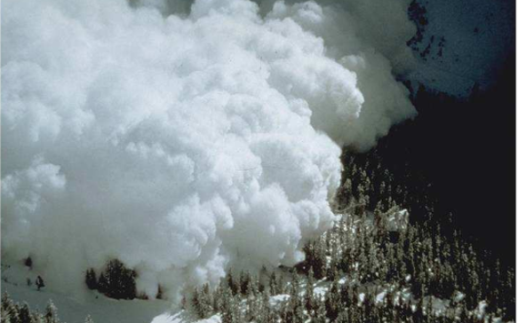 Source de la photo : C. Vion thèse de Marie Rastello. Etude de la dynamique des avalanches de neige en aérosol. Dynamique des Fluides [physics.flu-dyn]. Université Joseph-Fourier - Grenoble I, 2002.